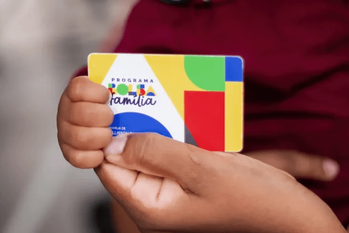 Número de venezuelanos no Bolsa Família salta de 1.062 em 2017 para mais de 200 mil em 2025