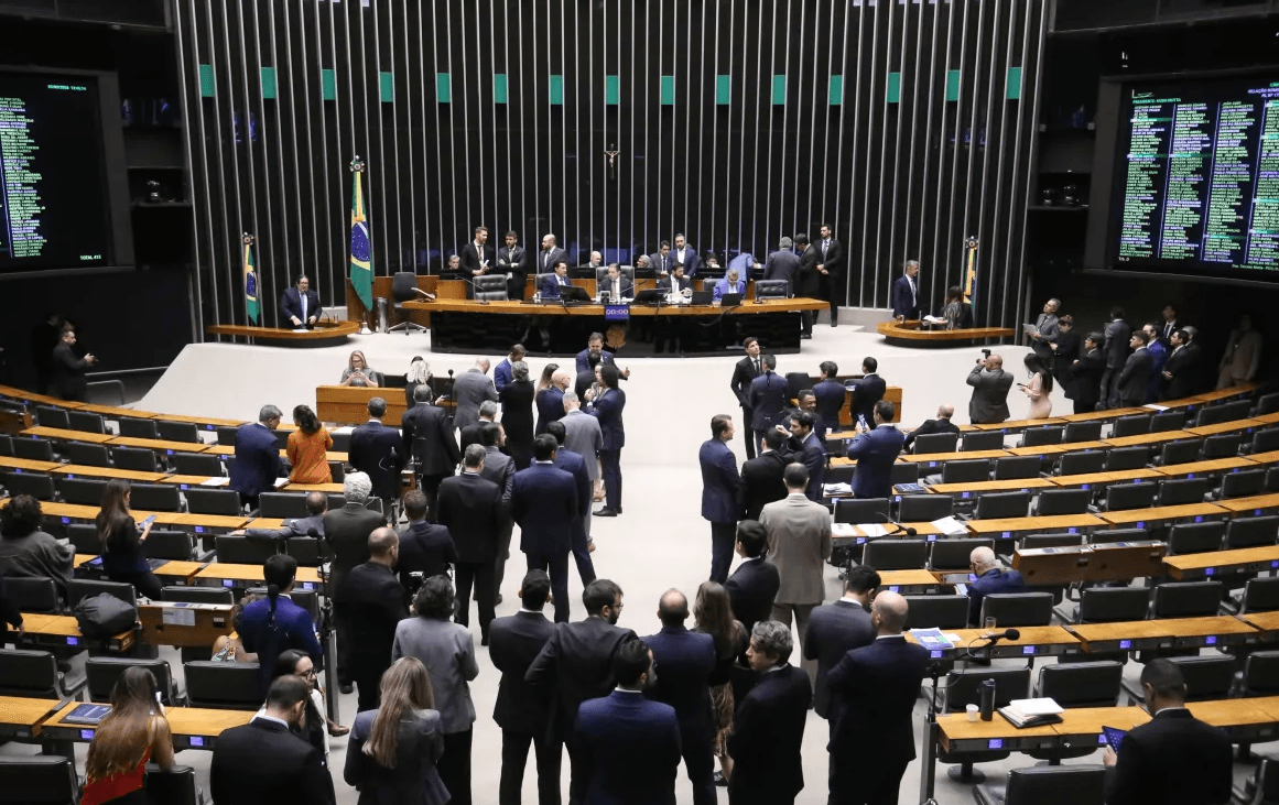 Racha em plenário: PT vota com ‘apoio crítico’ e PL Antifacção é aprovado na Câmara