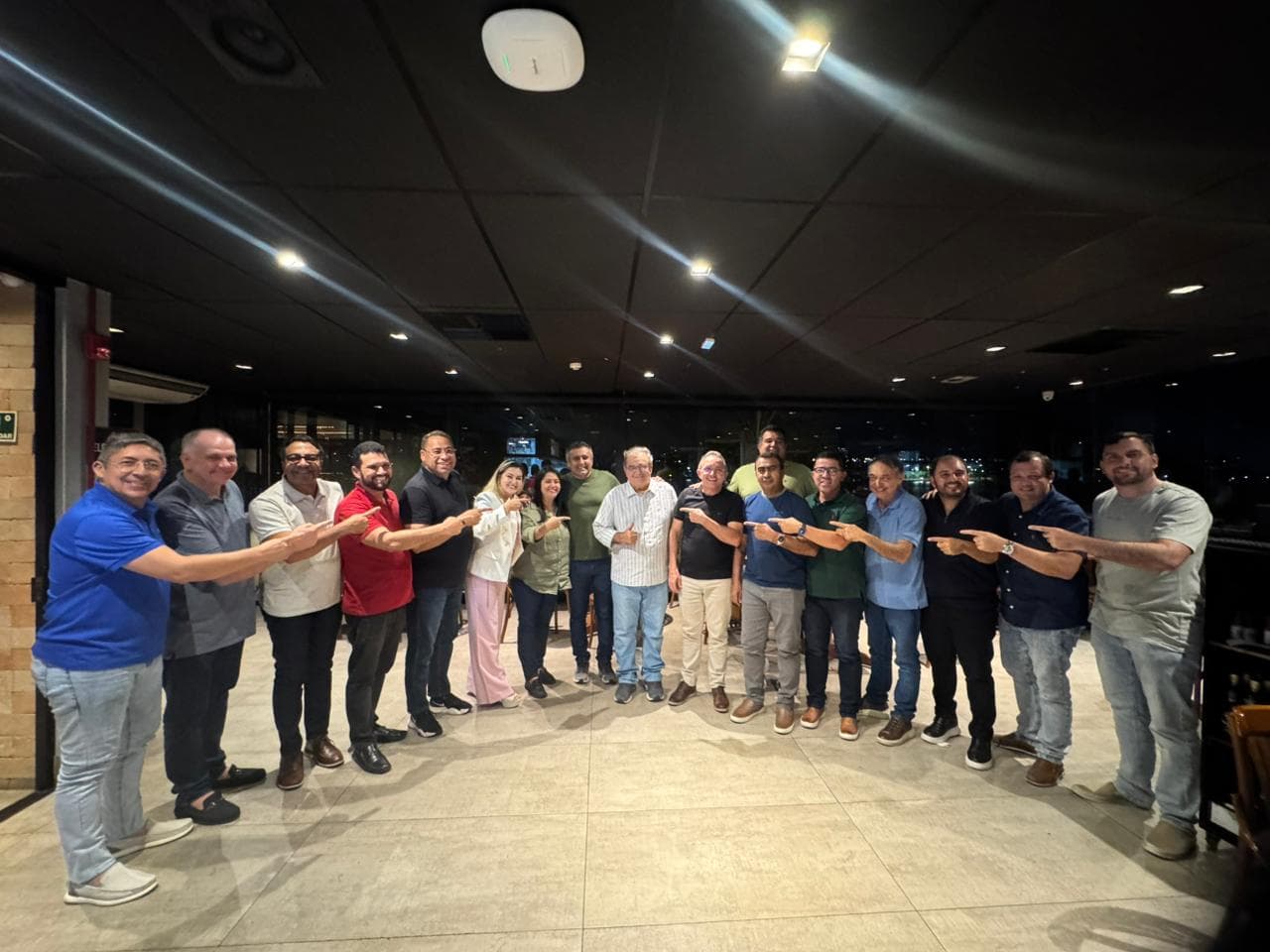 Álvaro Dias janta com prefeitos em Brasília e reforça articulação para 2026 ao lado de Babá Pereira