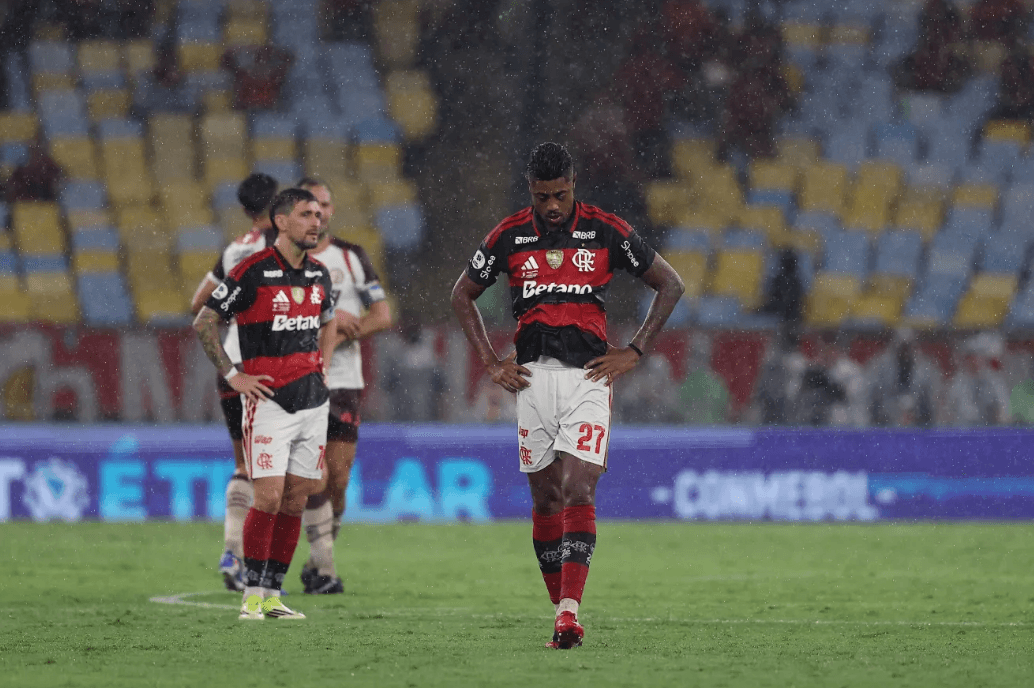 Flamengo leva dois gols no fim, perde a Recopa e deixa escapar segundo título em menos de um mês