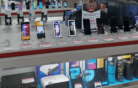 Governo Lula espera arrecadar R$ 14 bilhões neste ano com alta na tarifa de importação de mais de mil produtos; celulares foram taxados
