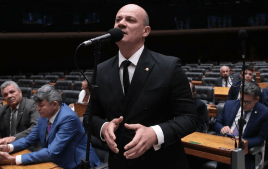STF faz “blindagem escancarada”, diz líder da oposição na Câmara após operação da PF