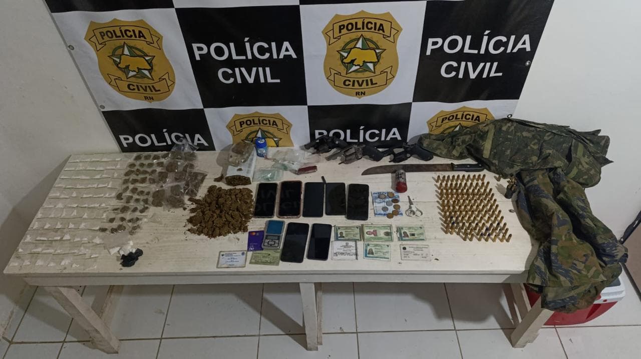 Operação Liberdade acha armas, granada e drogas e prende traficante em Tibau do Sul