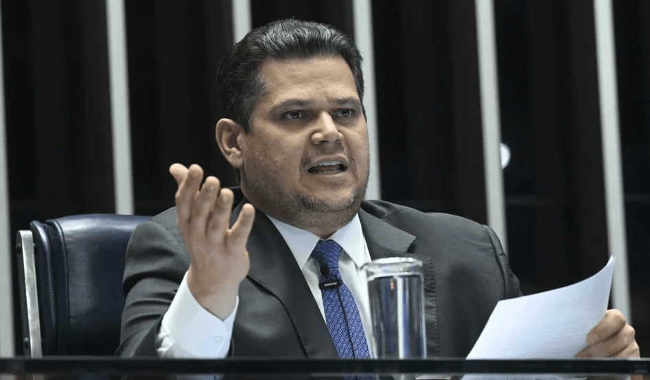 Alcolumbre enviou ofício a si mesmo para liberar emenda de R$ 30 milhões a empresa de suplente
