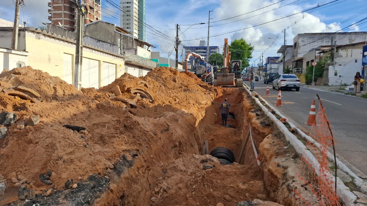 Avenida Romualdo Galvão é interditada por causa de obra