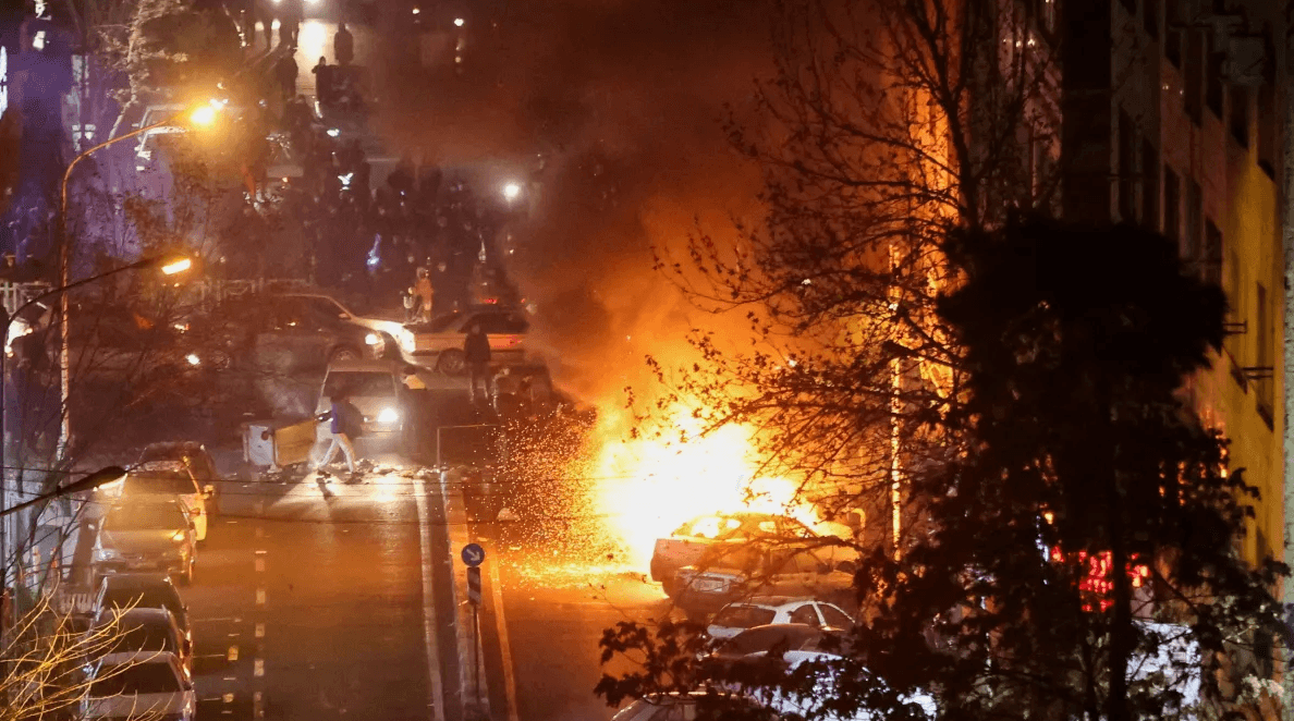 Irã executa condenados por mortes em protestos e eleva tensão política