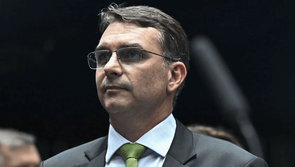 Flávio critica ausência de Lula em posse no Chile e diz que presidente “não respeita quem pensa diferente”