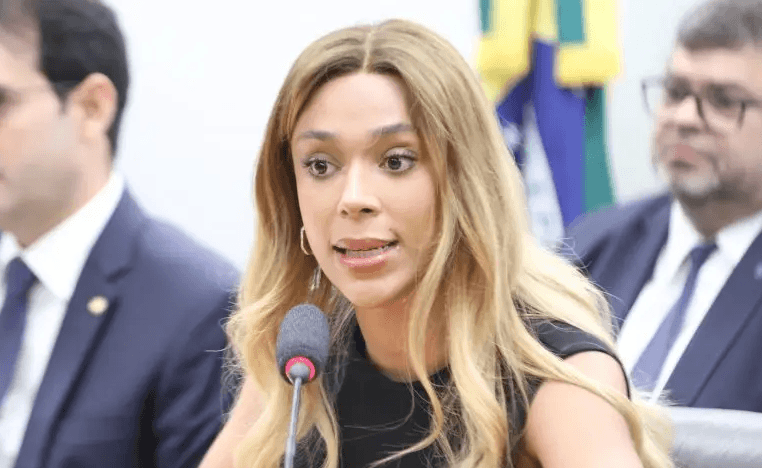 Justiça tranca ação por transfobia e deputada Erika Hilton perde processo contra estudante