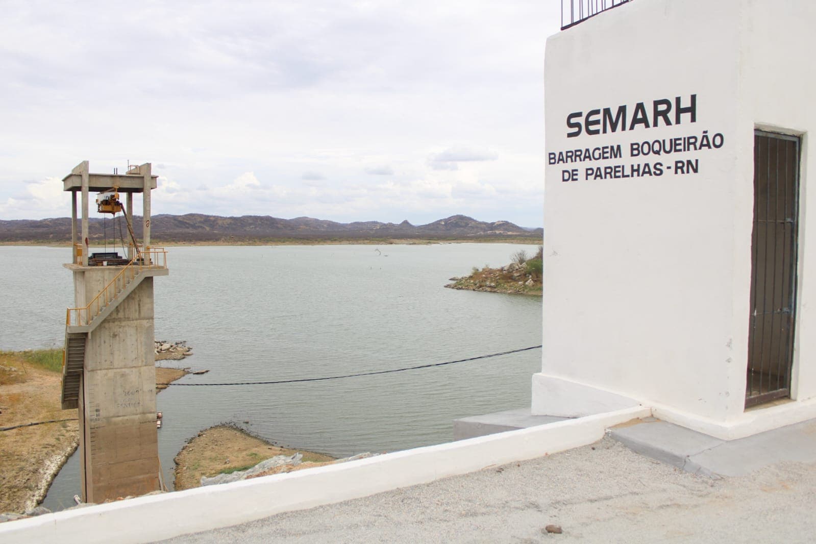 Chuvas elevam reservas hídricas do RN e Barragem Dinamarca em Serra Negra do Norte começa a sangrar