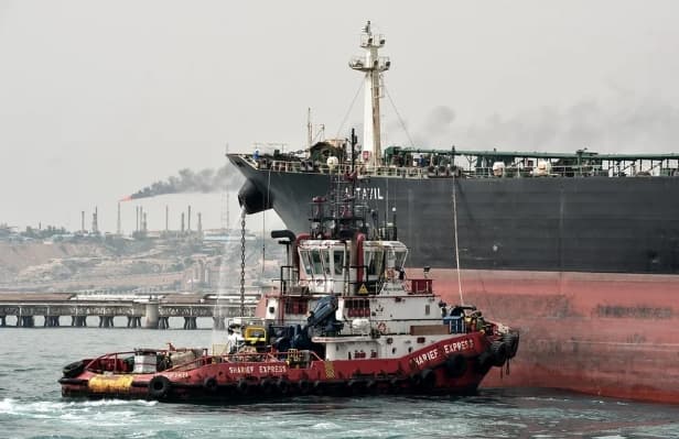 Irã fecha Estreito de Ormuz e ameaça queimar navios que tentarem atravessar a rota do petróleo