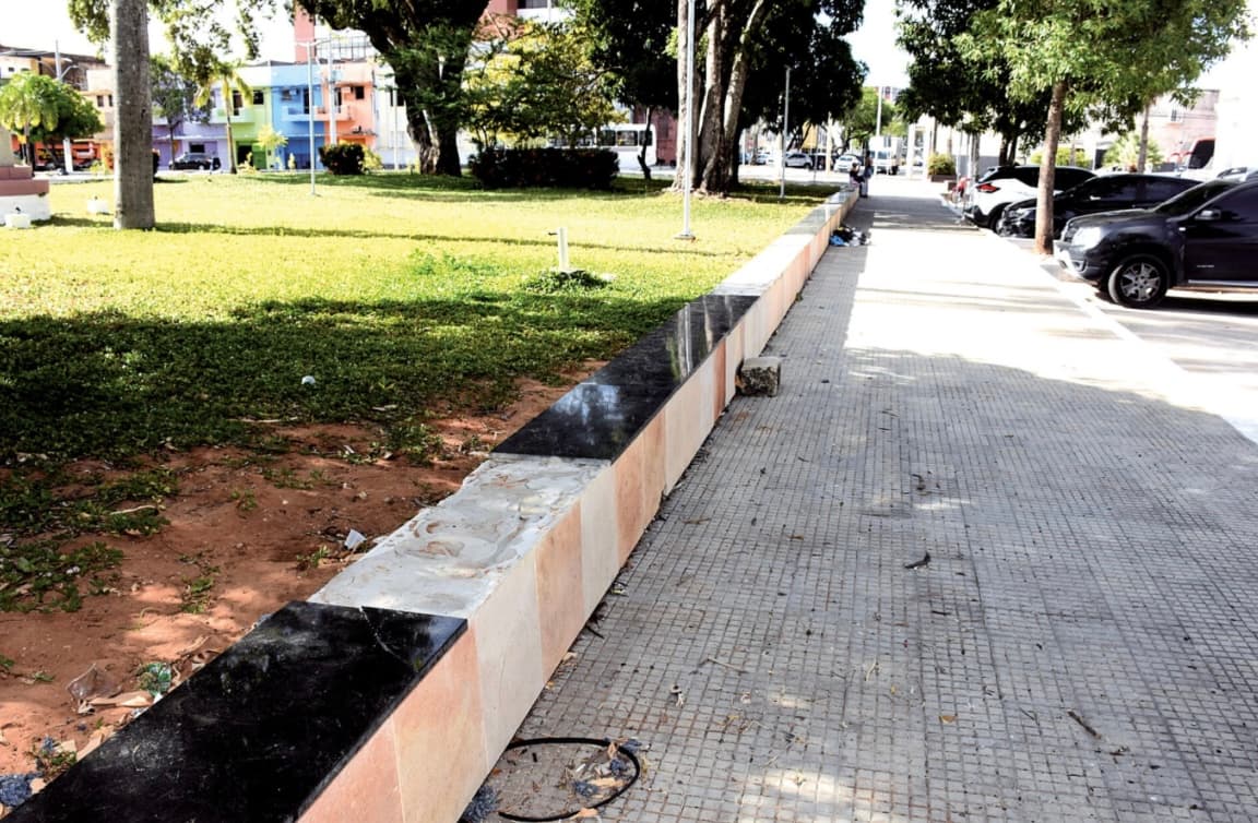 Praça Augusto Severo tem peças de revestimento arrancadas por vândalos
