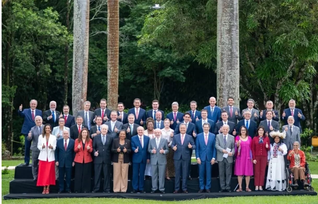 Lula comanda reunião ministerial com auxiliares que vão deixar cargos