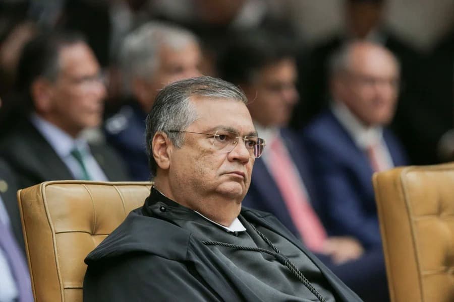 Dino suspende quebra de sigilo de Lulinha na CPMI do INSS