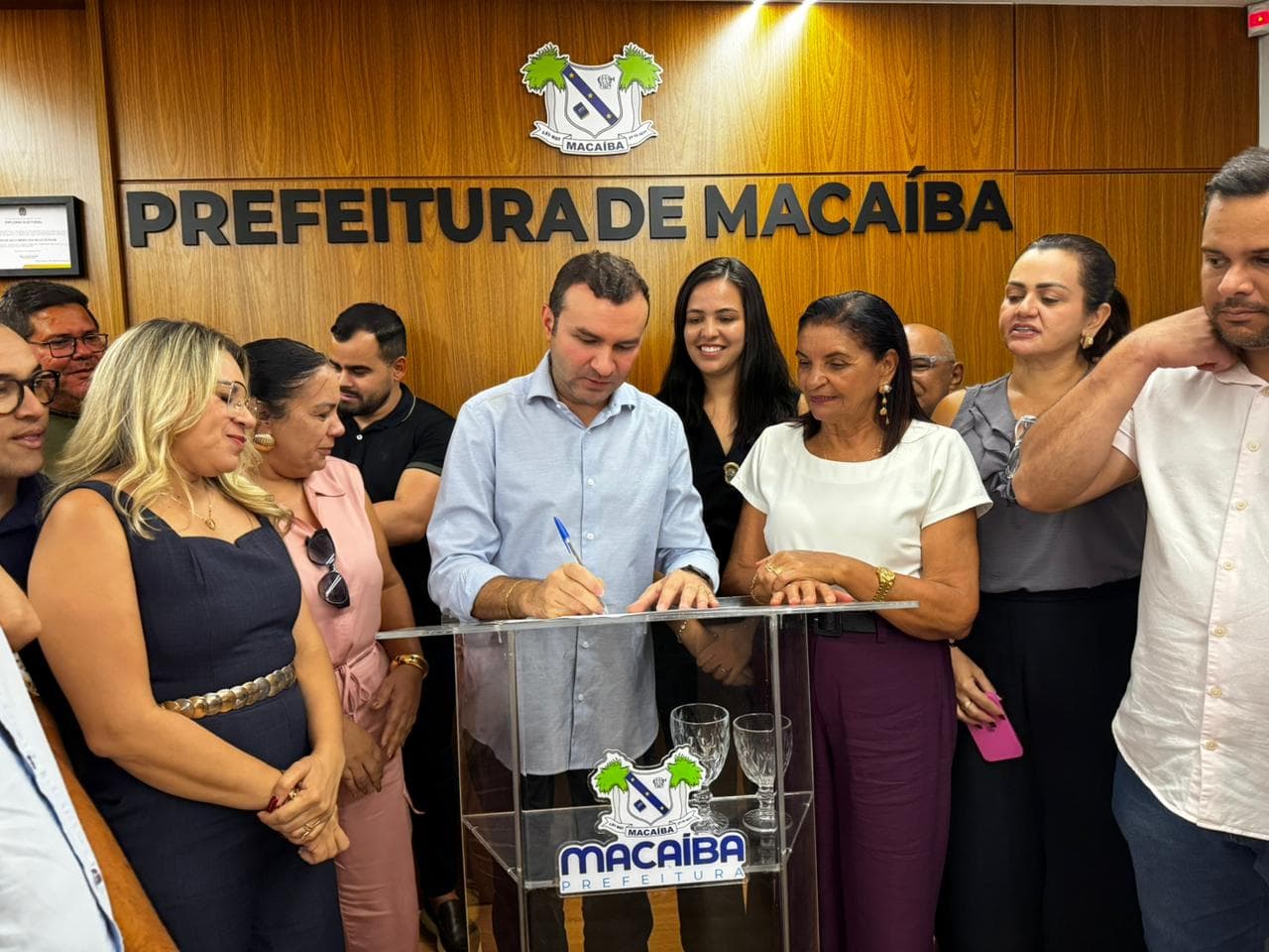 Prefeito Emídio Jr. assina ordem de serviço para obras de pavimentação em Lagoa Seca, Porteiras e Tabatinga