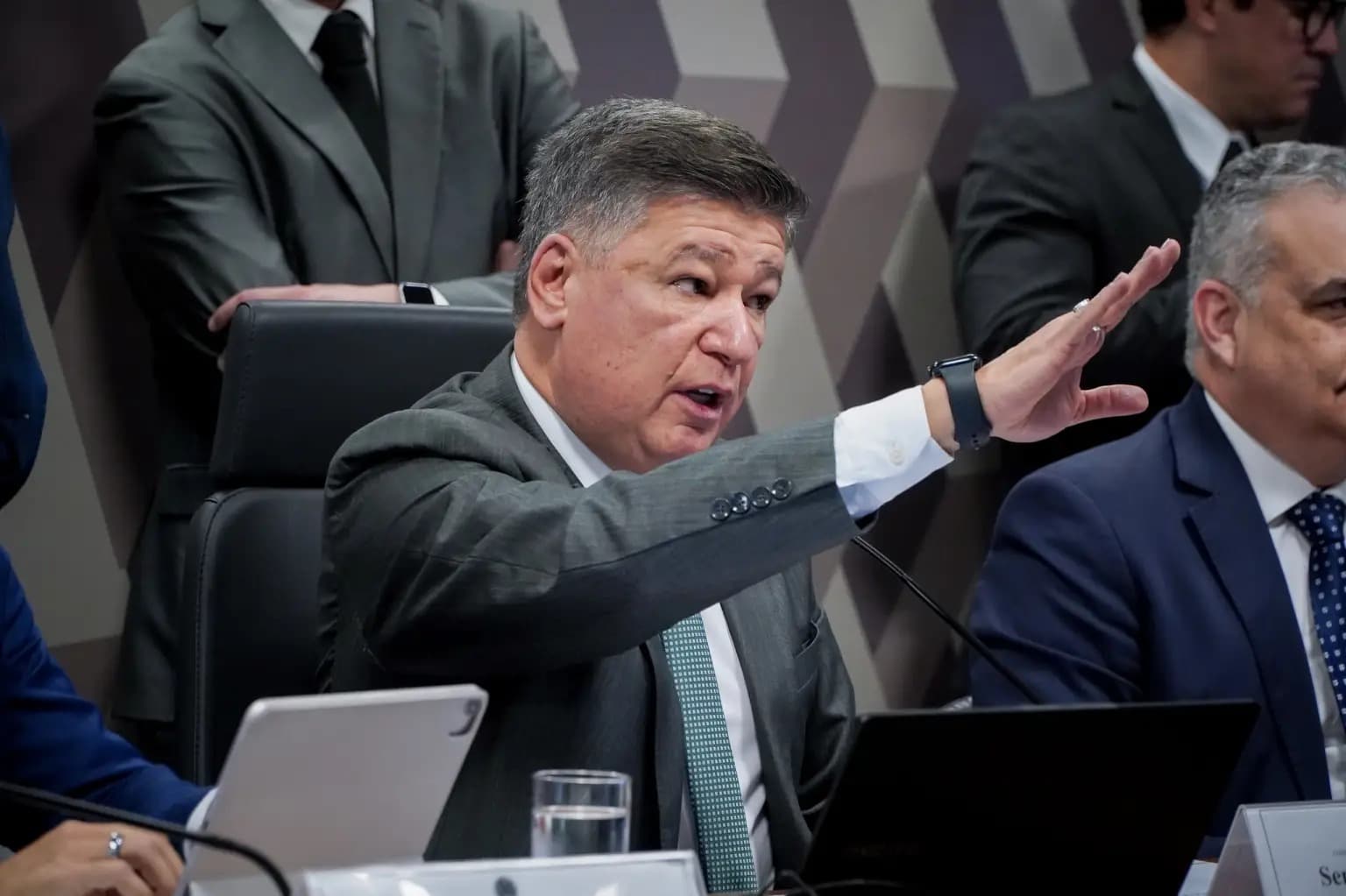 Testemunha disse que Lulinha recebia R$ 300 mil do ‘Careca do INSS’, diz Carlos Viana