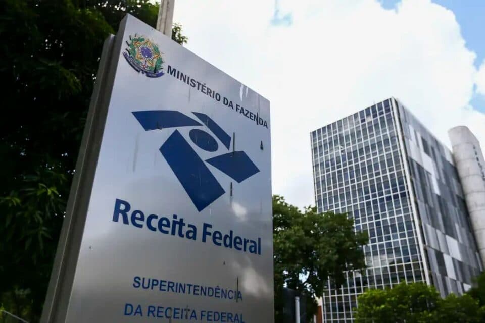 Brasileiros já pagaram R$ 800 bilhões em impostos em 2026