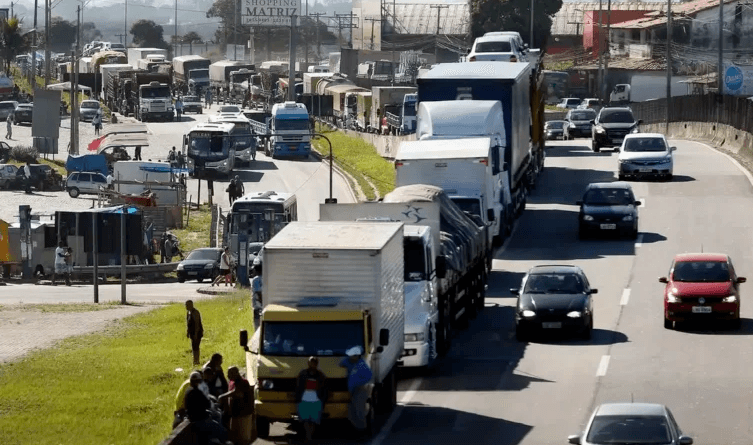 Risco de greve de caminhoneiros em ano eleitoral levou governo Lula a lançar pacote contra alta do diesel
