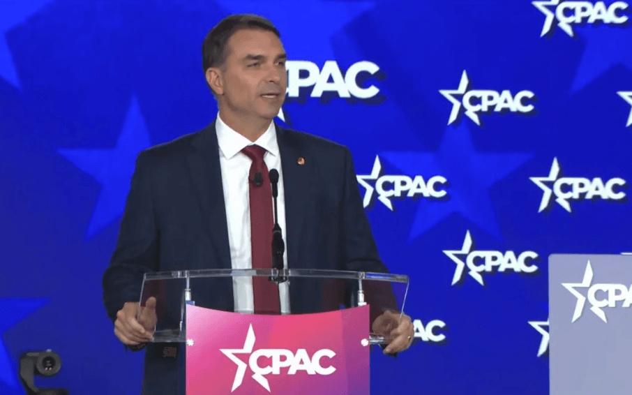 Flávio Bolsonaro diz em evento nos EUA que Lula protege dois maiores cartéis de drogas do Brasil