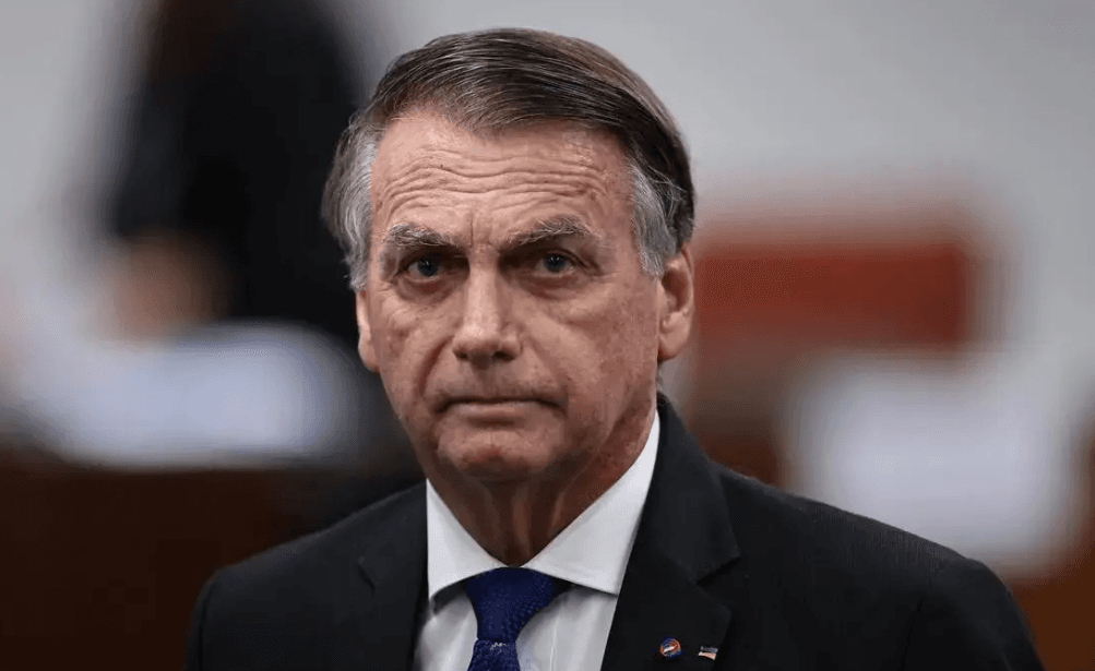 Bolsonaro segue estável e já se alimenta com dieta pastosa, diz médico