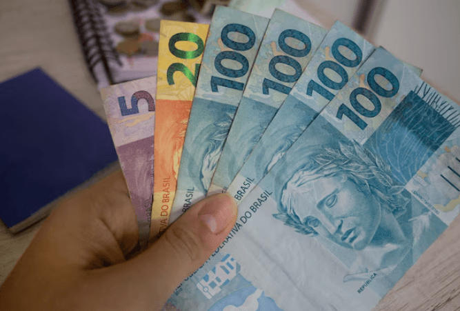 Pesquisa mostra que 58% dos brasileiros gastam tudo ou mais do que recebem