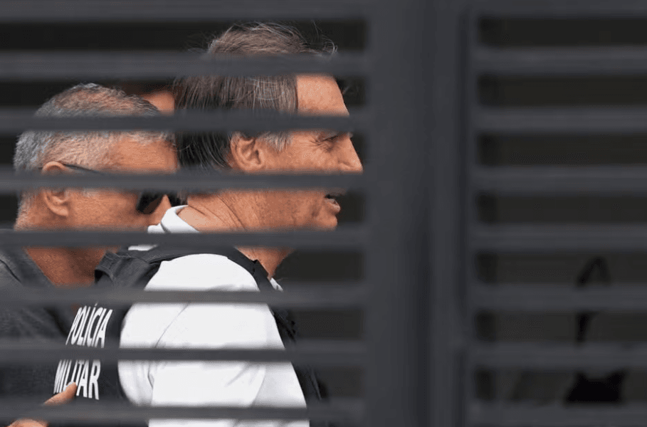 Moraes proíbe sobrevoo de drones nas proximidades da casa em que Jair Bolsonaro cumpre prisão domiciliar