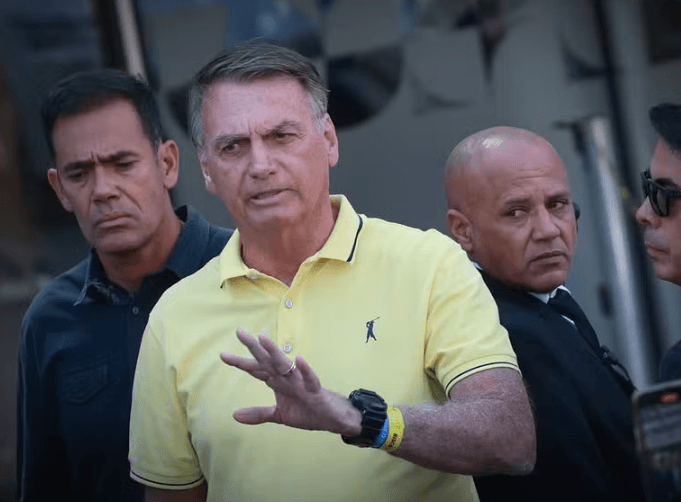Bolsonaro continua estável, sem febre, mas prossegue sem previsão de alta, diz boletim médico