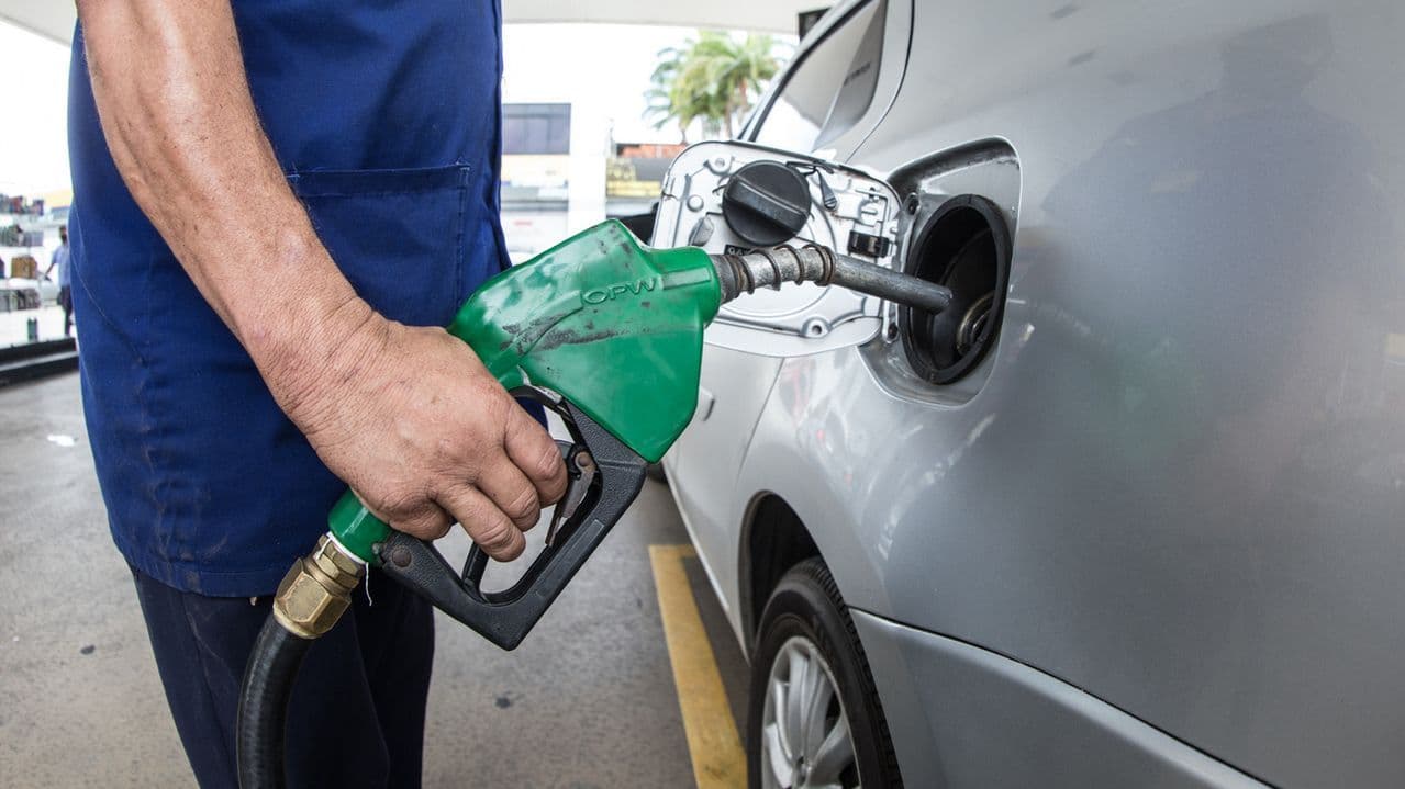 Ministro de Lula diz que gasolina terá 32% de etanol ainda no primeiro semestre