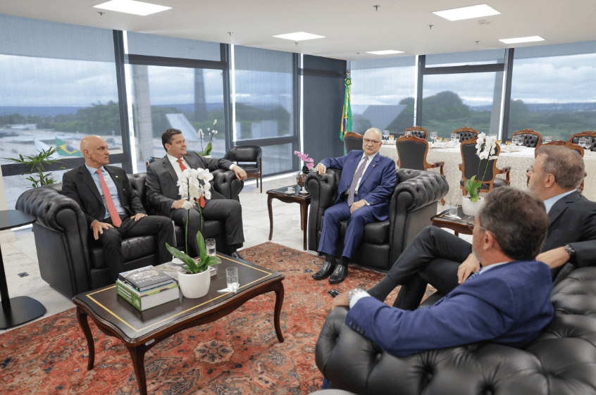 STF, Congresso e governo discutem aumento do teto salarial como moeda de troca por fim de ‘penduricalhos'