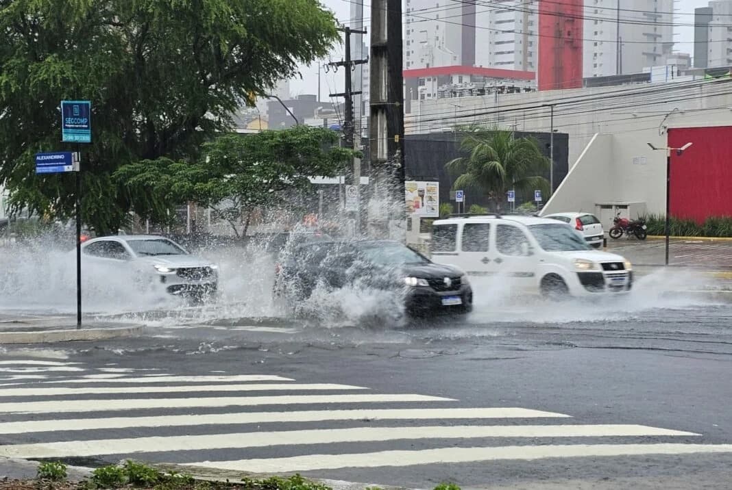 Vias alagadas e trânsito lento: veja o impacto das chuvas em Natal nesta segunda (13)