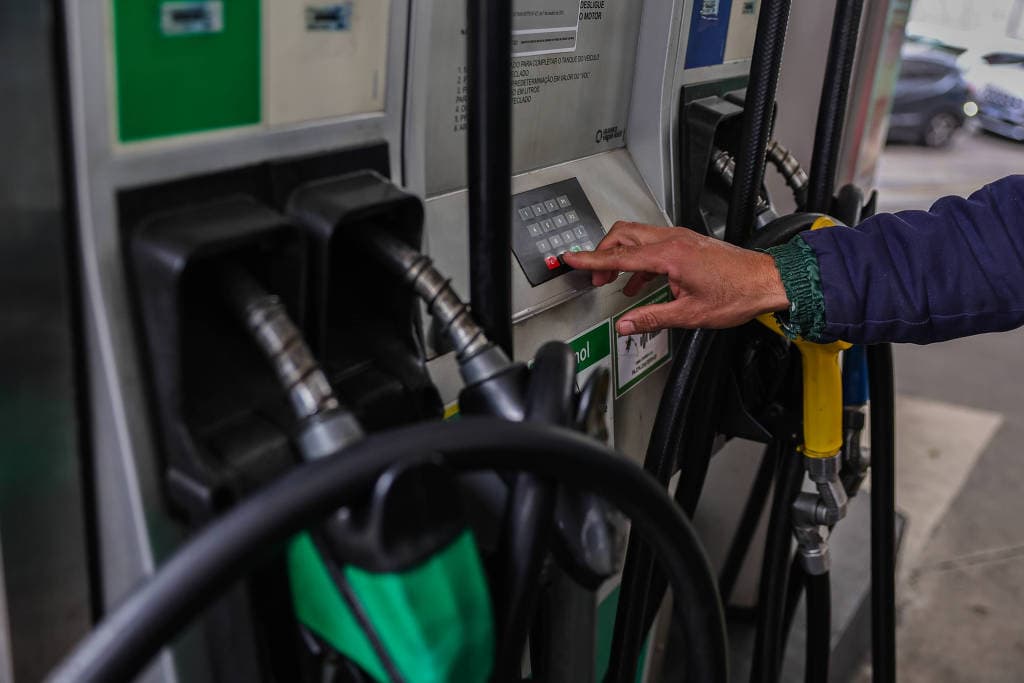 Governo já torra R$ 20 bilhões para segurar combustíveis e conta pode explodir