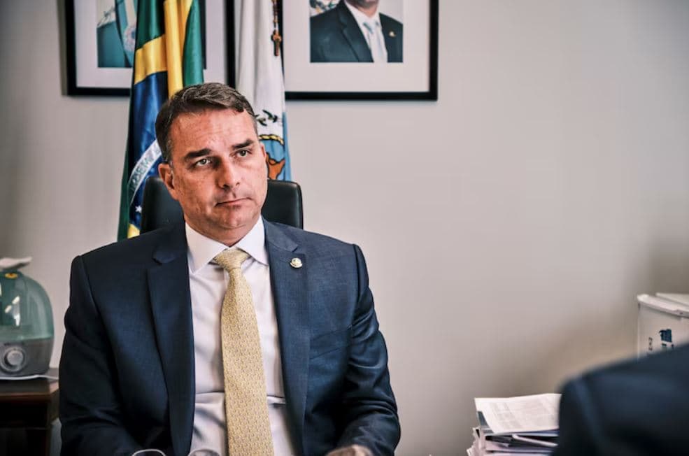 Flávio Bolsonaro defende impeachment de ministros do STF e critica carga tributária em evento
