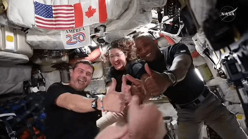 Astronautas da Artemis II iniciam retorno à Terra após sobrevoo histórico da Lua