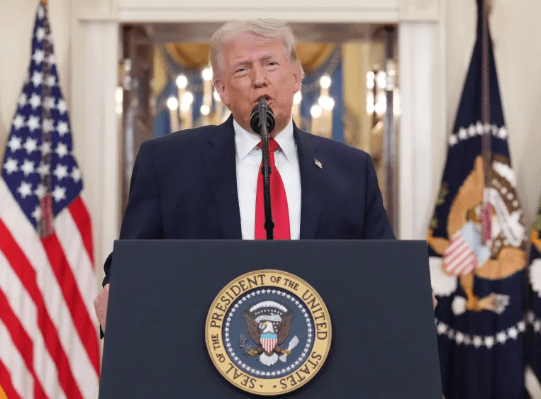Trump aposta em reabertura “natural” de Ormuz e minimiza crise do petróleo em meio à guerra com o Irã