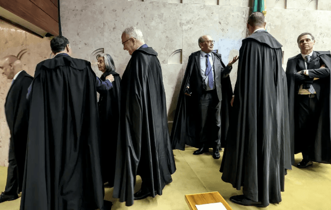 PESQUISA DATAFOLHA: 75% dos brasileiros dizem que STF tem “poder demais” e apontam queda de confiança