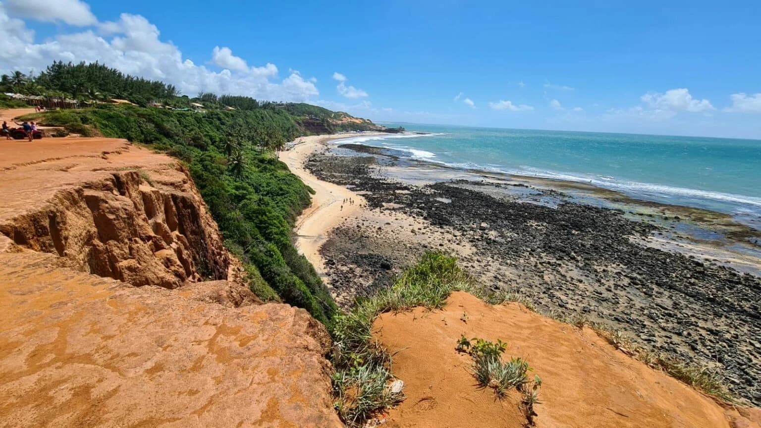 Deslizamento atinge barracas na Praia do Madeiro após fortes chuvas em Tibau do Sul