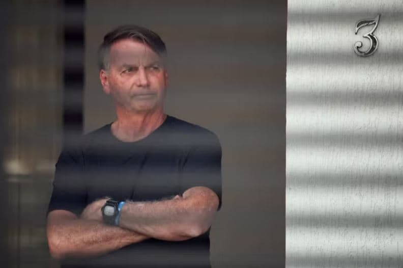 Bolsonaro mantém rotina com fisioterapia, visitas e futebol na TV durante prisão domiciliar