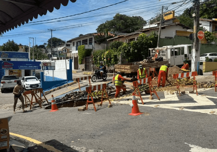Via de acesso à orla de Ponta Negra é parcialmente interditada após cratera se abrir por causa de vazamento na rede de abastecimento de água