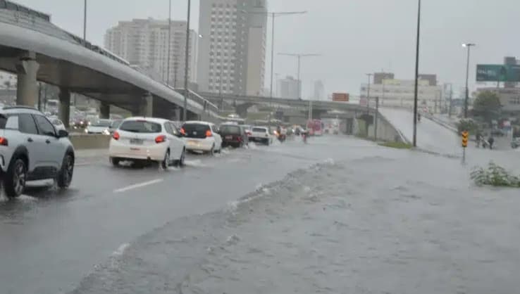 PIOROU: chuva bloqueia vias e água avança em Natal; veja novos pontos