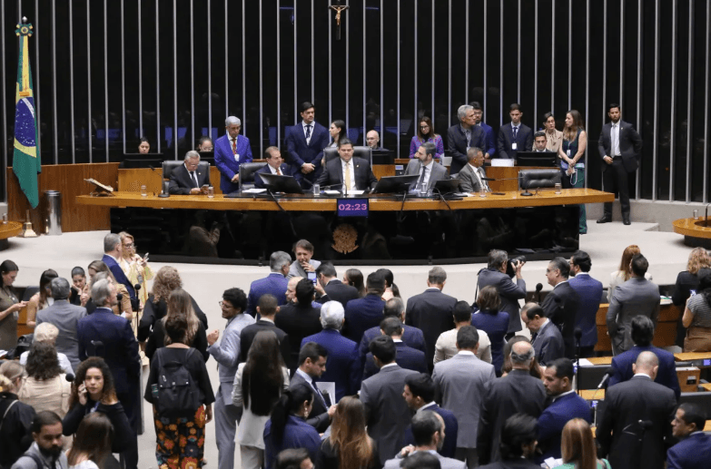 Congresso impõe nova derrota ao governo Lula e derruba veto à dosimetria