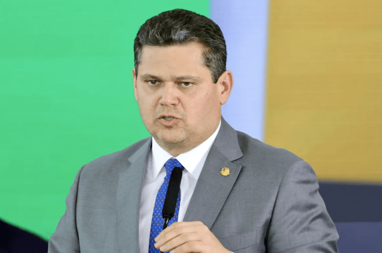 Alcolumbre decide ‘fatiar’ análise do veto de Lula ao PL da Dosimetria antes de votação no Congresso e retira trecho que contradiz Lei Antifacção