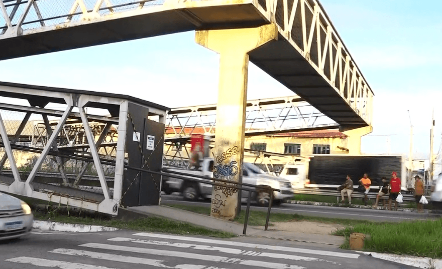 Passarela na BR-101 em Parnamirim é interditada pelo DNIT quatro dias após mulher cair; pedestres atravessam pela pista