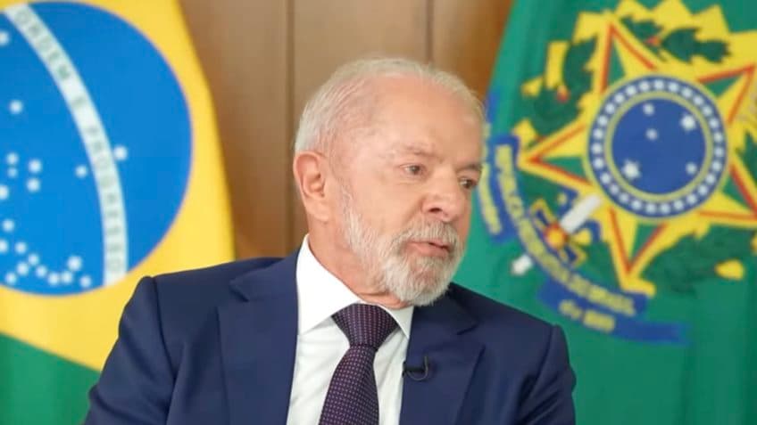 Lula diz que "meninada" da seleção joga 10% do que jogava Pelé