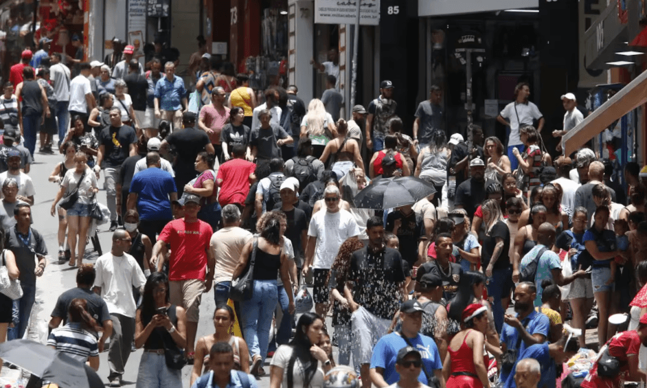 População brasileira cresce 8% em 12 anos e chega a 212,7 milhões de habitantes, diz pesquisa do IBGE