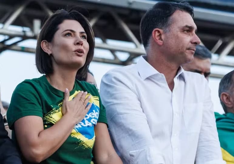 Michelle "evita" defender Flávio Bolsonaro e desconversa sobre caso Vorcaro: “tem que perguntar pra ele”