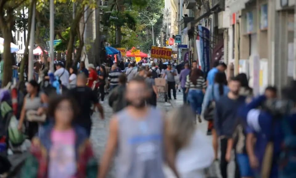 Maioria dos brasileiros se declaram de direita ou centro-direita, diz pesquisa Veritá
