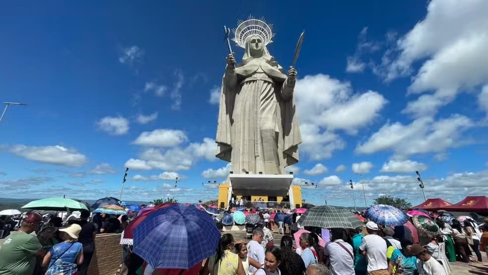 Milhares de fiéis celebram o Dia de Santa Rita de Cássia em visita à maior estátua católica do mundo