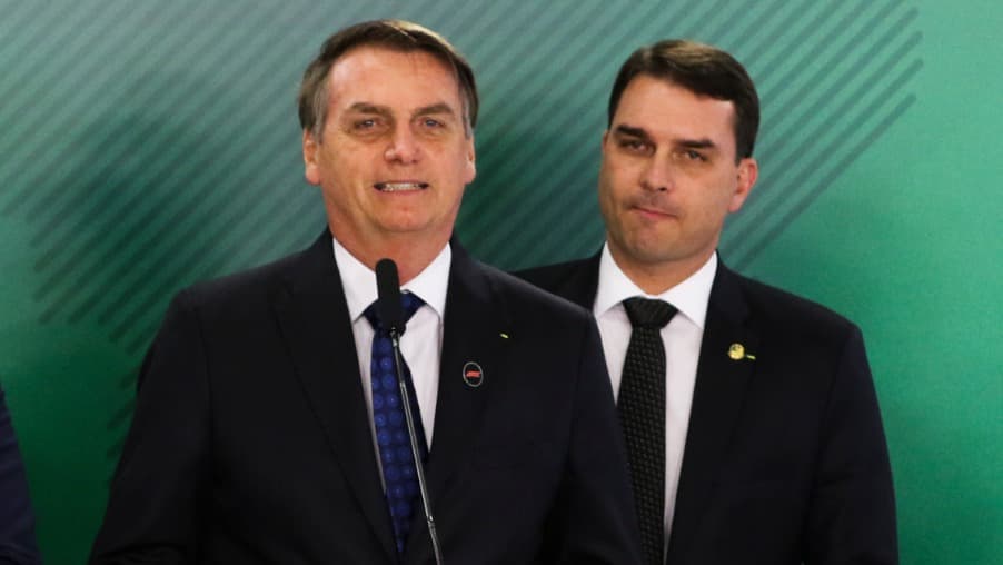Filme sobre Bolsonaro ameaça candidatura de Flávio, diz Financial Times