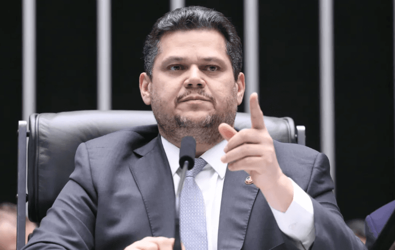 Alcolumbre envia à CCJ do Senado proposta da oposição alternativa ao fim da escala 6×1, baseada em horas trabalhadas