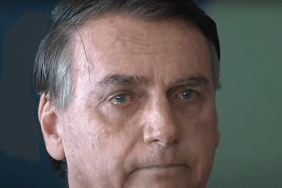 Bolsonaro volta a ter crises intensas de soluços e alteração na pressão arterial
