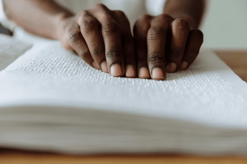 MEC entregou menos de 40% dos livros em braille previstos para alunos cegos da rede pública em 2026